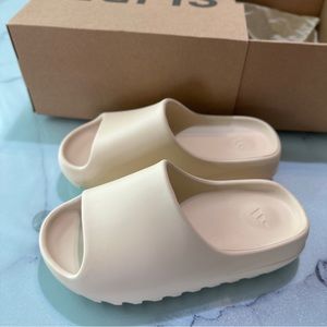 Yeezy slide Bone